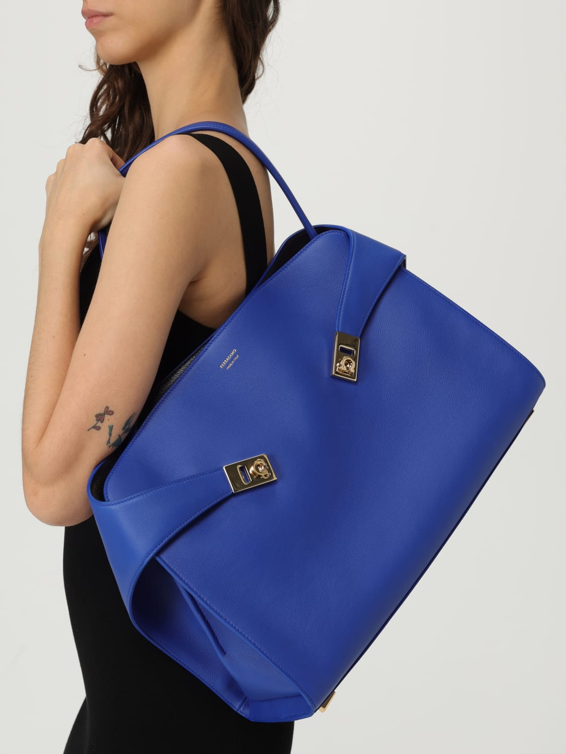 ショルダーバッグ・ポシェット FERRAGAMO Woman Shoulder bag Sapphire 219939 782637 014 FERRAGAMO: Shoulder bag woman - Sapphire | Ferragamo
