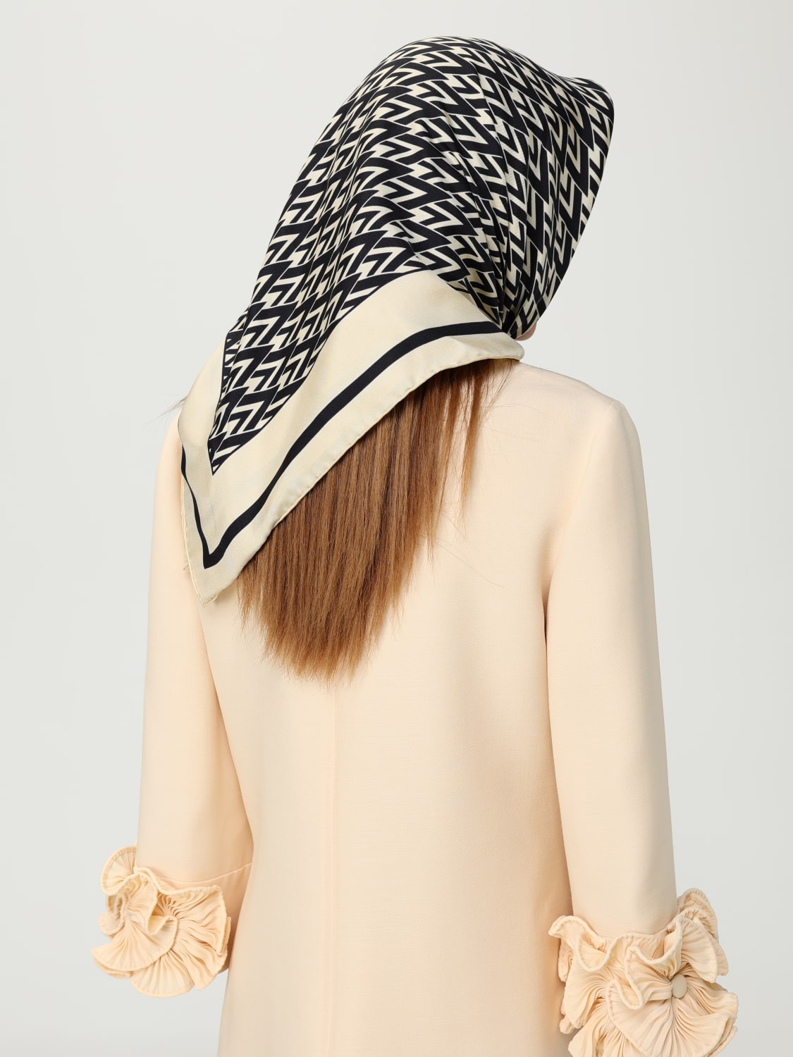 VALENTINO GARAVANI FULAR: Fular mujer Valentino Garavani, Negro - Img 4