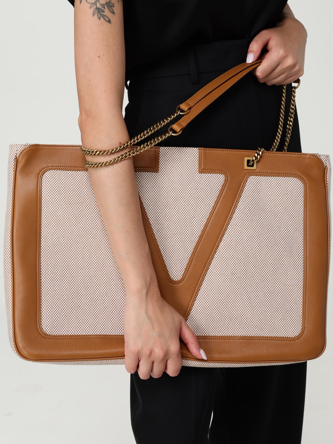 VALENTINO GARAVANI TOTE BAG: Shoulder bag woman Valentino Garavani, Sand - Img 2