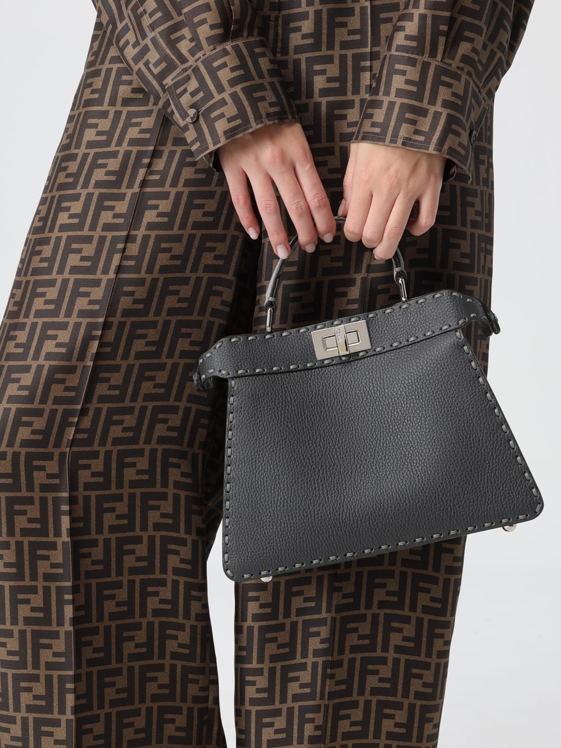 FENDI BORSA A MANO: Borsa Peekaboo ISeeU Small Fendi in Cuoio Romano Selleria , Antracite - Img 2