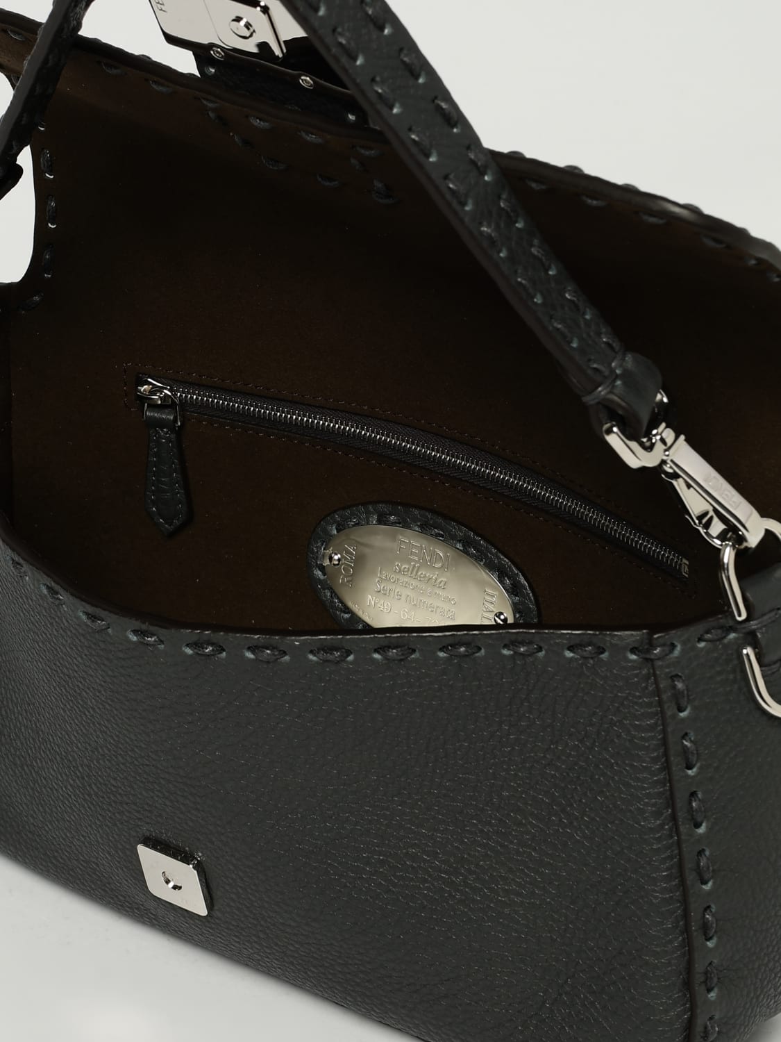 FENDI BORSA A TRACOLLA: Borsa Baguette Regular Fendi in pelle martellata , Antracite - Img 5