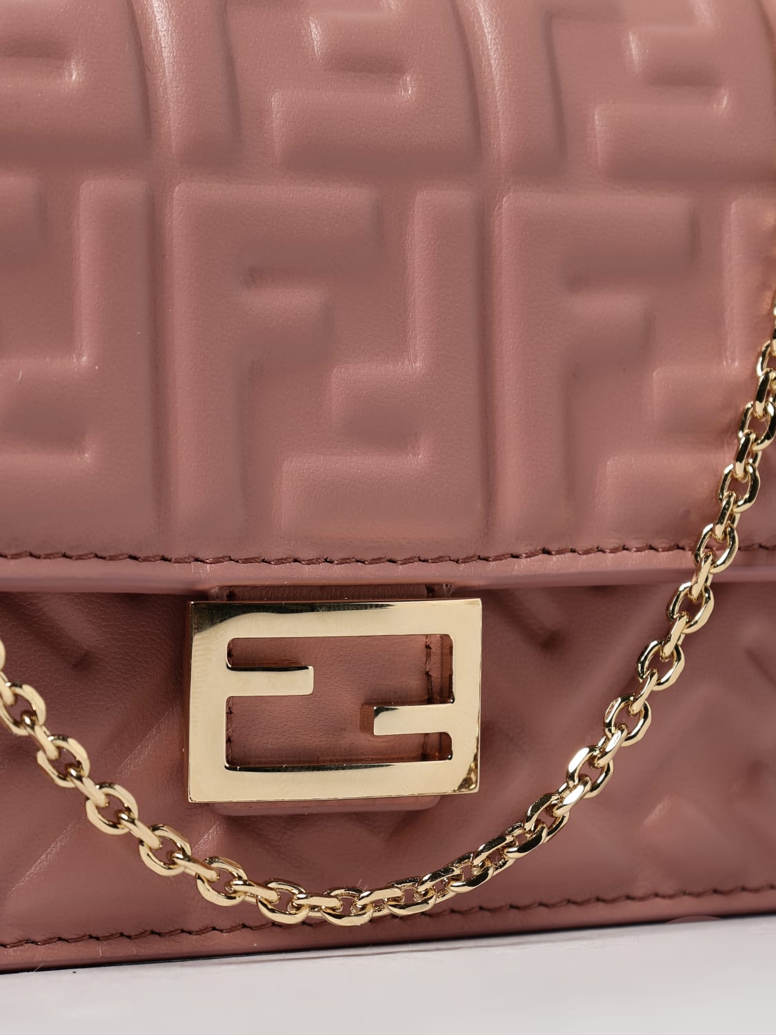 FENDI PORTAFOGLIO: Wallet On Chain Baguette Fendi in nappa embossed , Rosa - Img 4