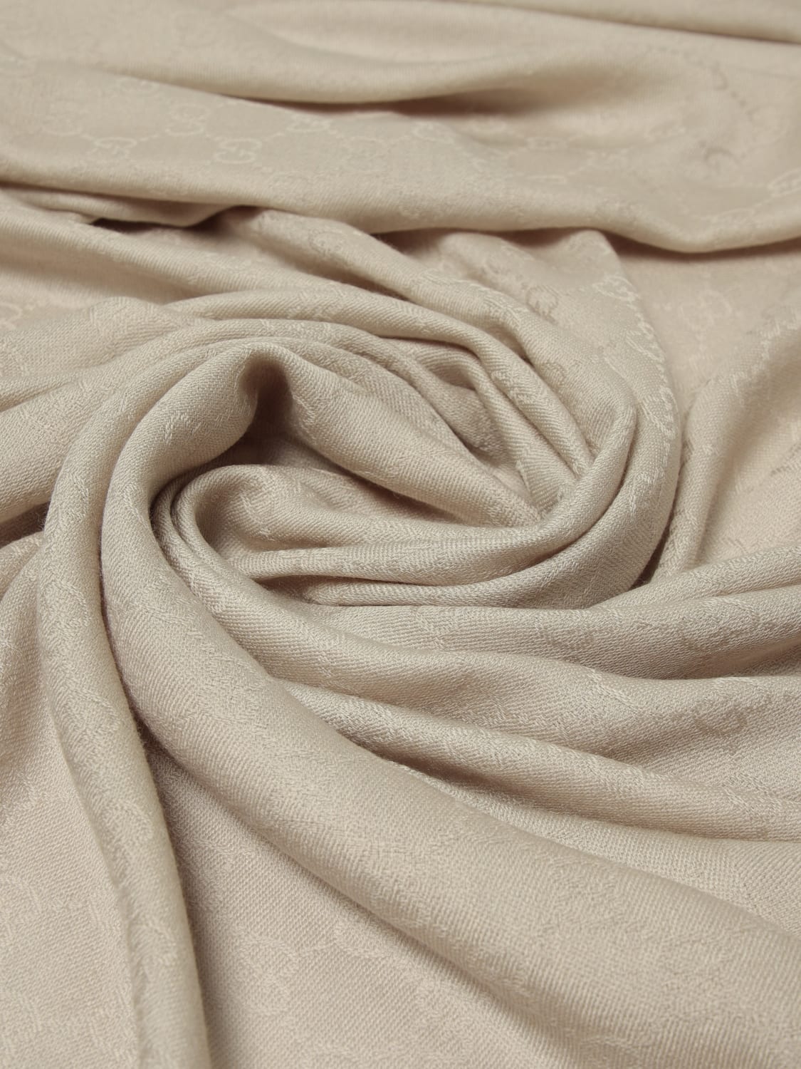 GUCCI SCIARPA: Sciarpa Gucci in seta e lana con monogram GG jacquard, Grigio - Img 3