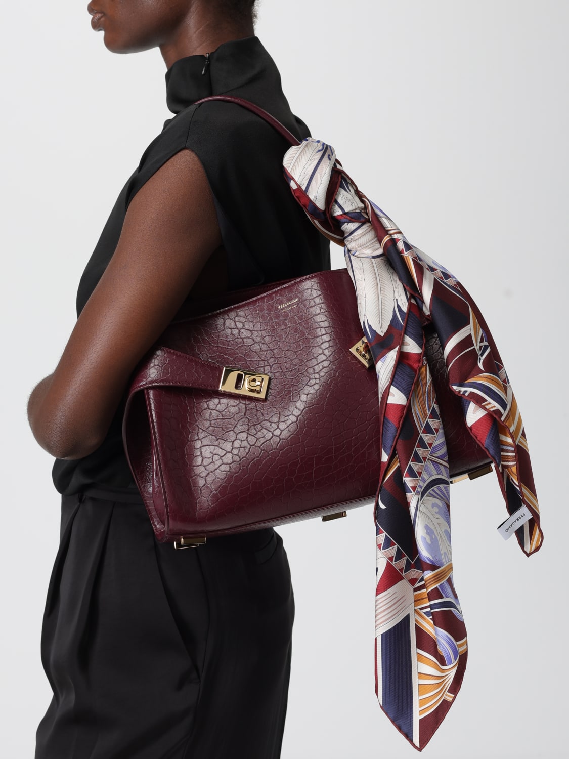 FERRAGAMO BORSA A SPALLA: Borsa Hug Soft Ferragamo in pelle a macro grana , Bordeaux - Img 2