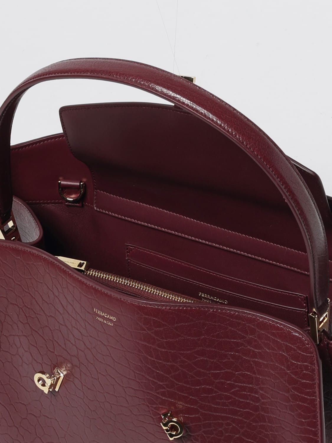 FERRAGAMO BORSA A SPALLA: Borsa Hug Soft Ferragamo in pelle a macro grana , Bordeaux - Img 5