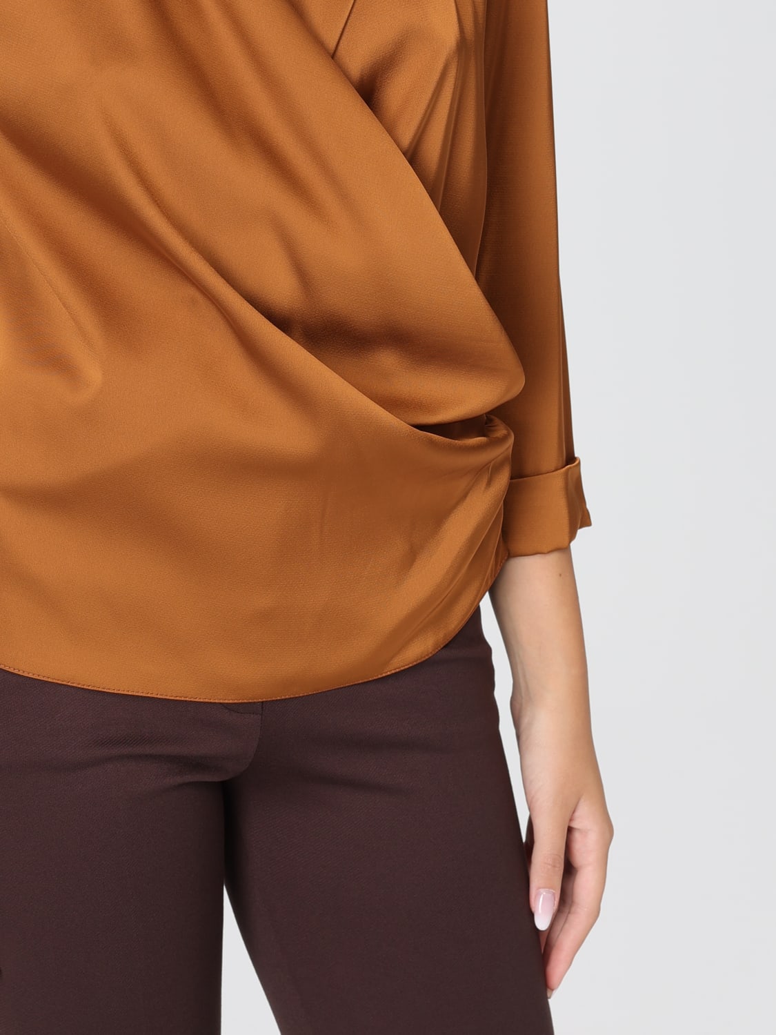 HANITA TOP: Blusa Hanita in crêpe drappeggiato, Cuoio - Img 3