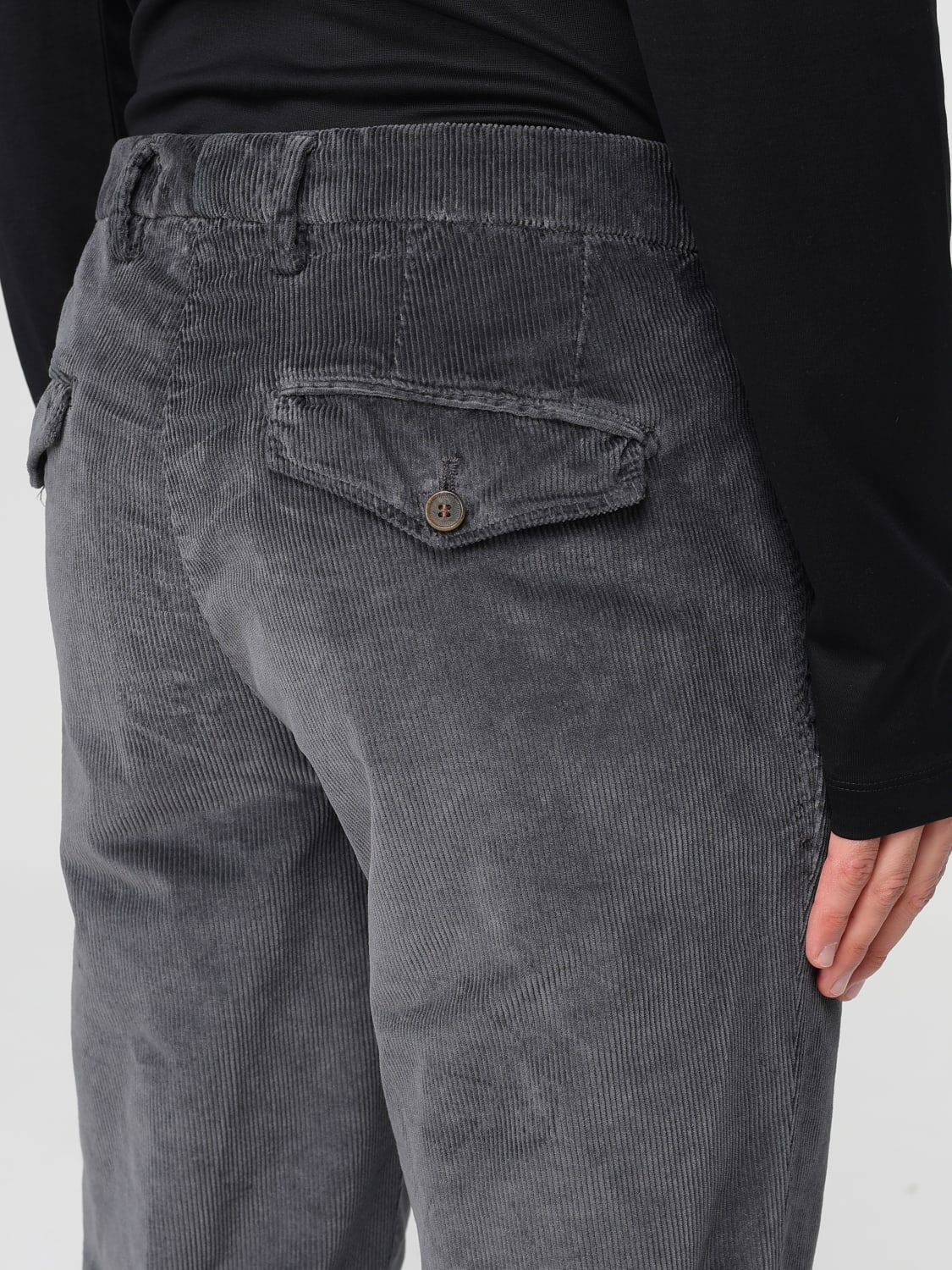 MYTHS PANTALONI: Pantalone Carrot regular in velluto mille righe Myths, Antracite - Img 3