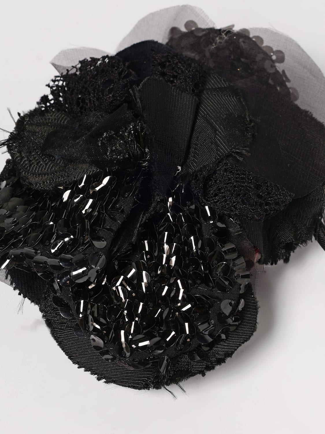 ANTONIO MARRAS SPILLA: Spilla Flower Antonio Marras in tessuto con ricami e paillettes , Nero - Img 3