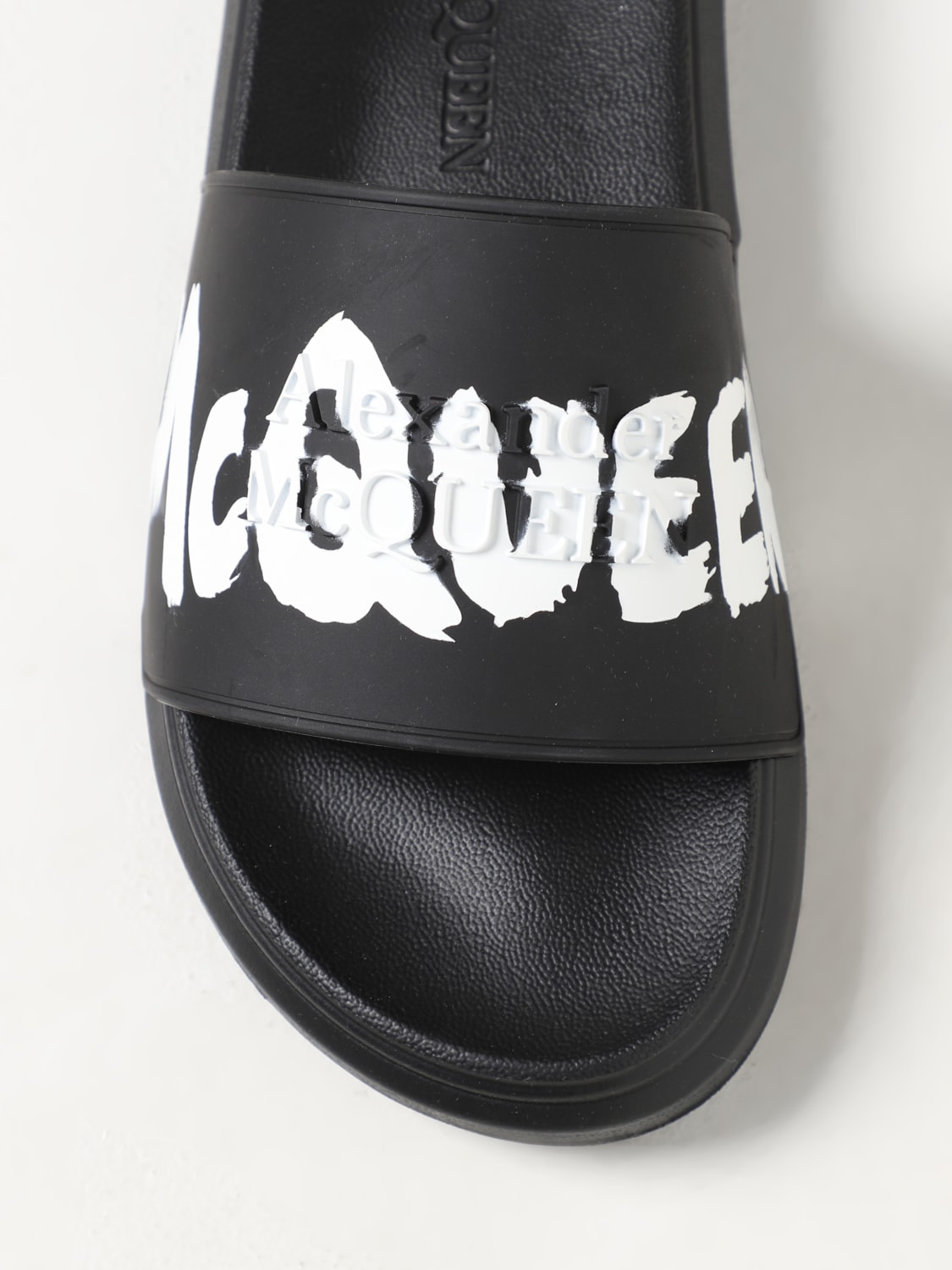 サンダル・ミュール Alexander McQueen Slippers and Clogs Women Rubber Black Alexander McQueen Slippers and Clogs Men Rubber Black/White