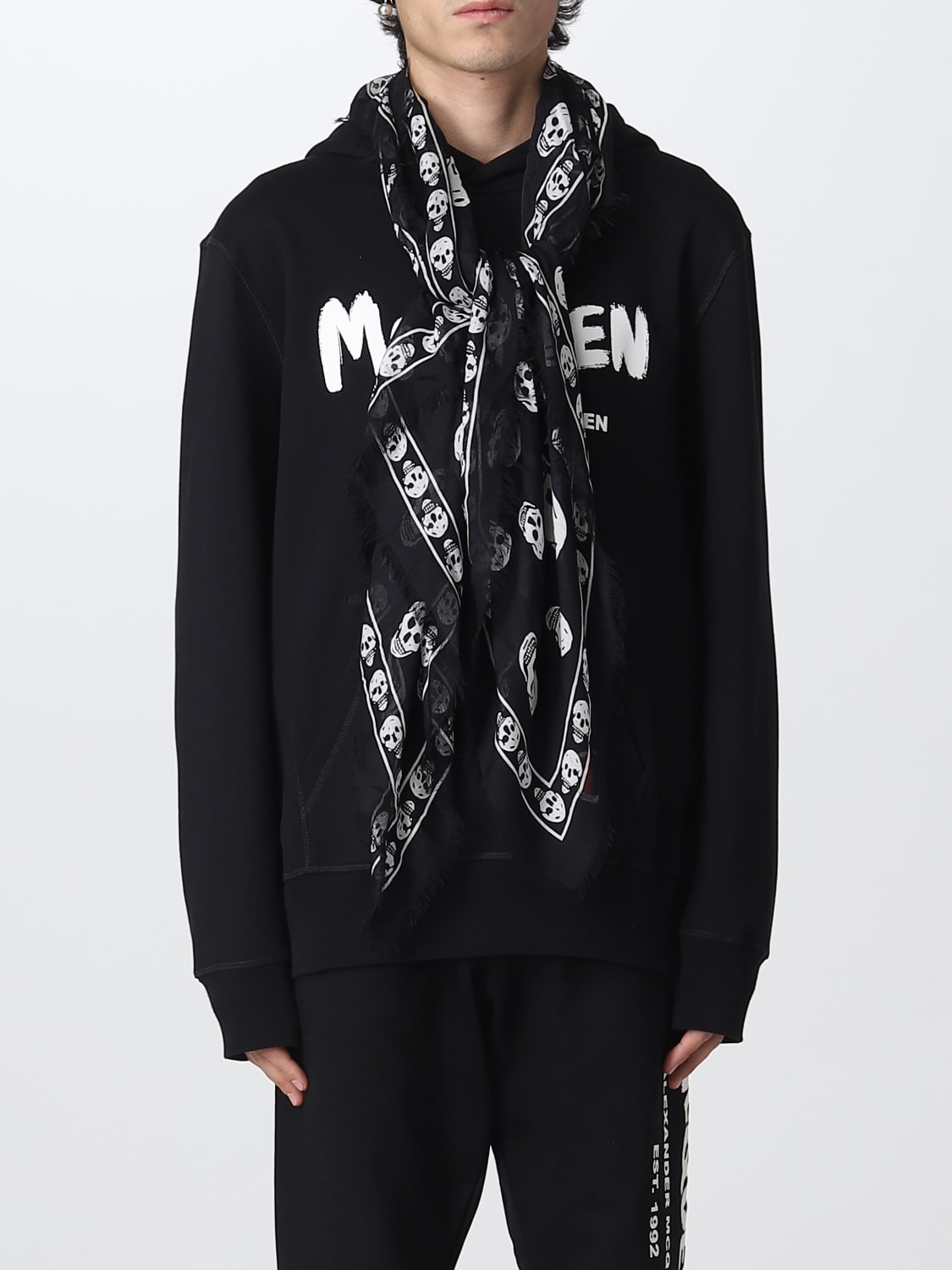 Alexander McQueen Outlet Skull scarf in silk blend Black Alexander McQueen scarf 5577174943Q online at GIGLIO.COM