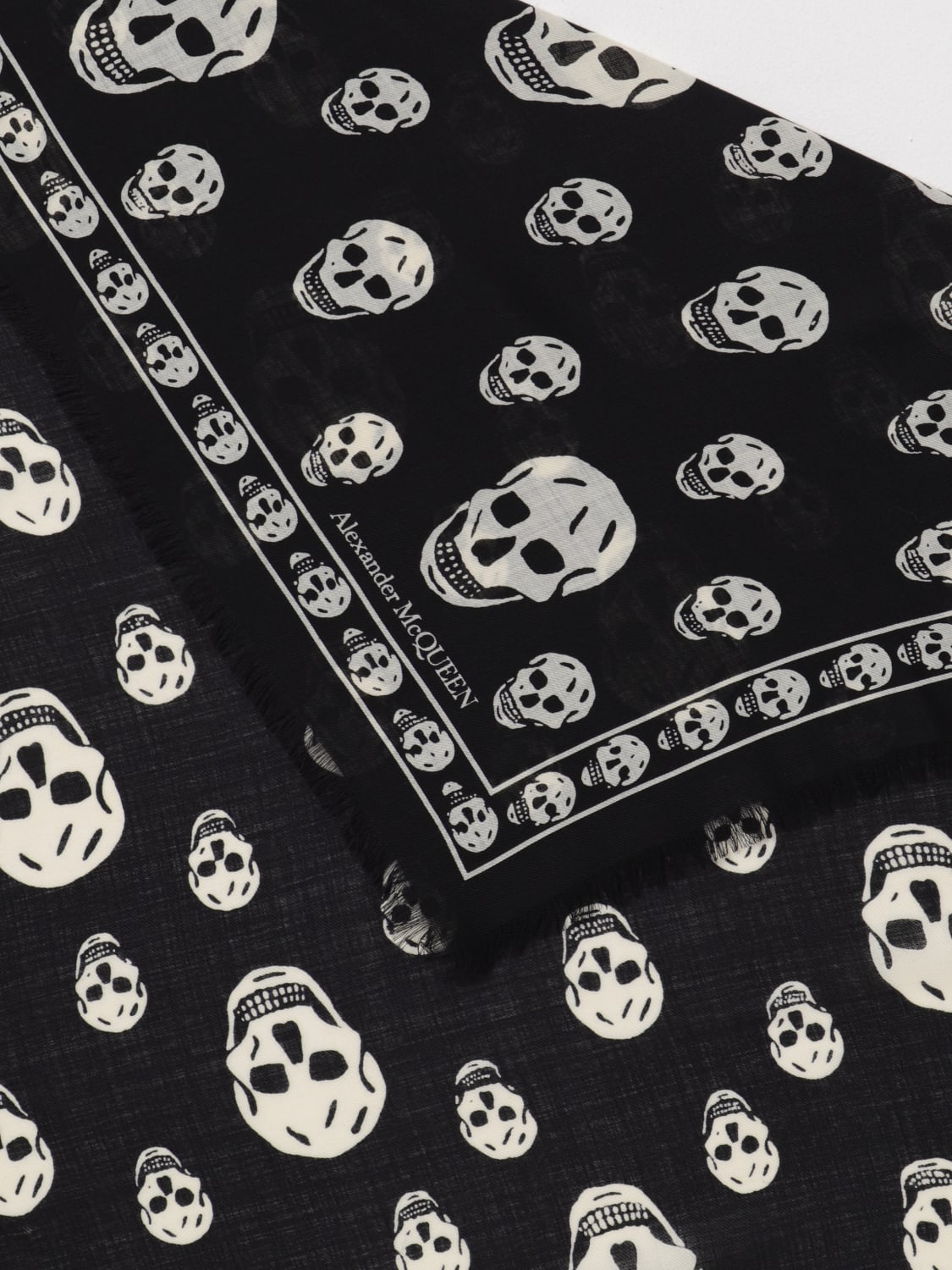 MCQUEEN: Skull scarf in jacquard wool - Black | McQueen