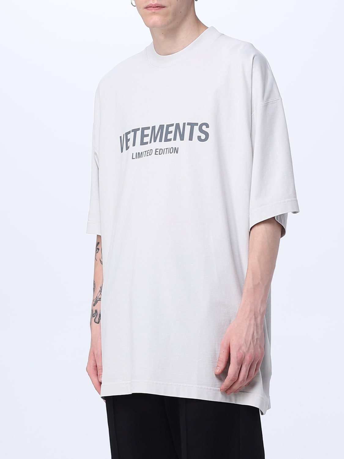 VETEMENTS Outlet: T-shirt men - Grey | VETEMENTS t-shirt ...