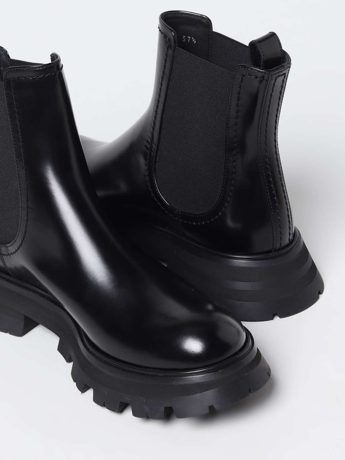 MCQUEEN FLAT ANKLE BOOTS: McQueen ankle boots in brushed leather, Black - Img 4