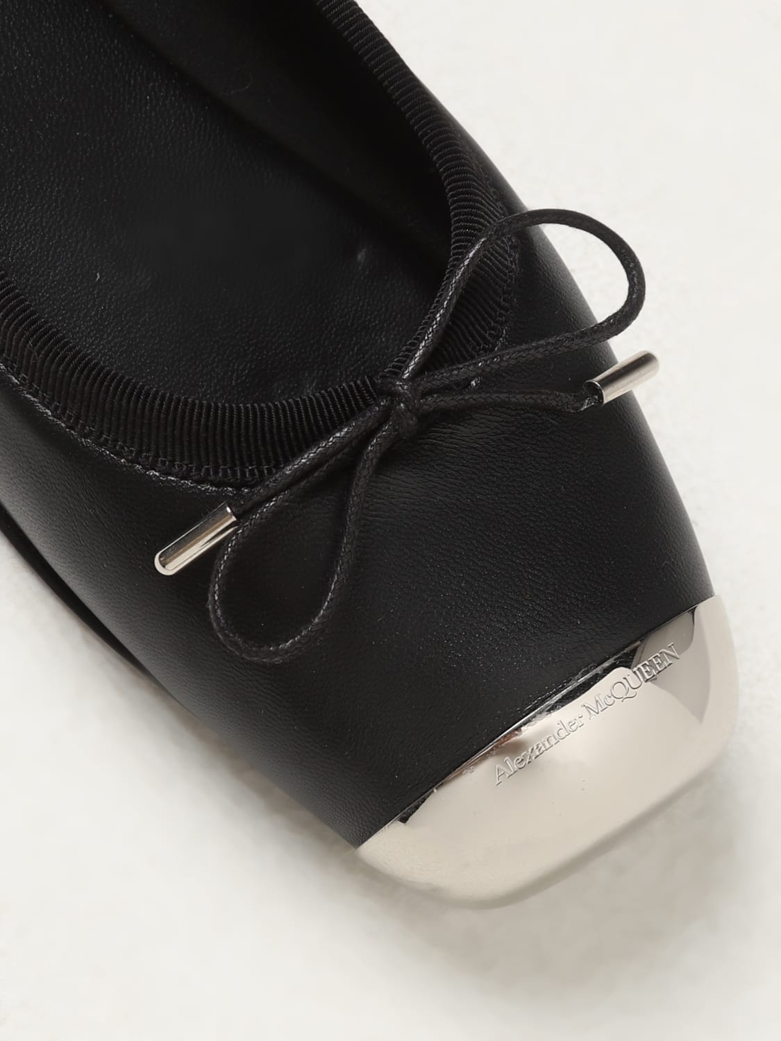 フラットシューズ ALEXANDER MCQUEEN Woman Ballet flats Black 757510WICX5 1081 McQueen Outlet: Punk ballerinas in nappa with logo detail