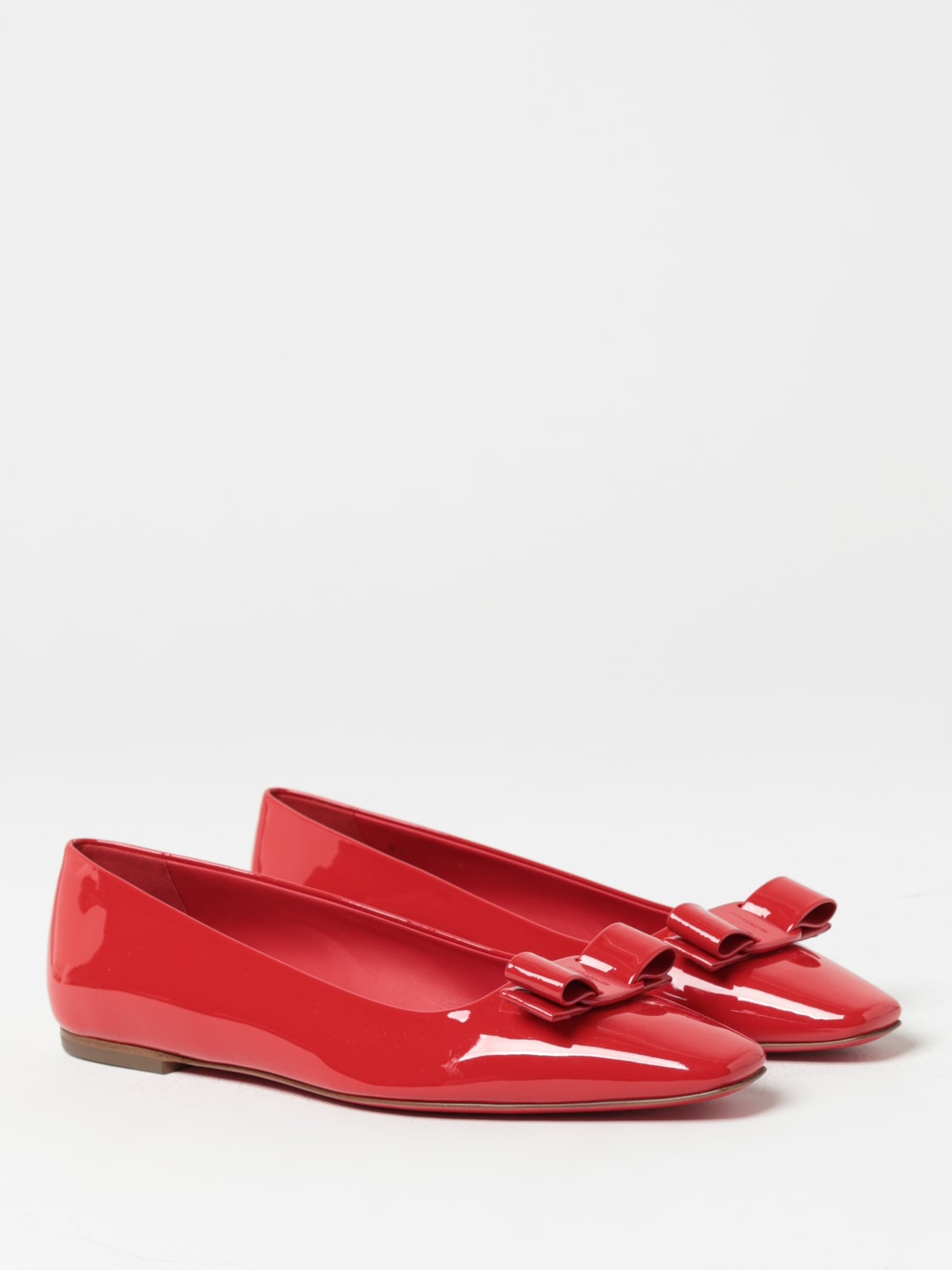 FERRAGAMO BALLERINE: Ballerina Anz Ferragamo in vernice con fiocco Vara, Rosso - Img 2