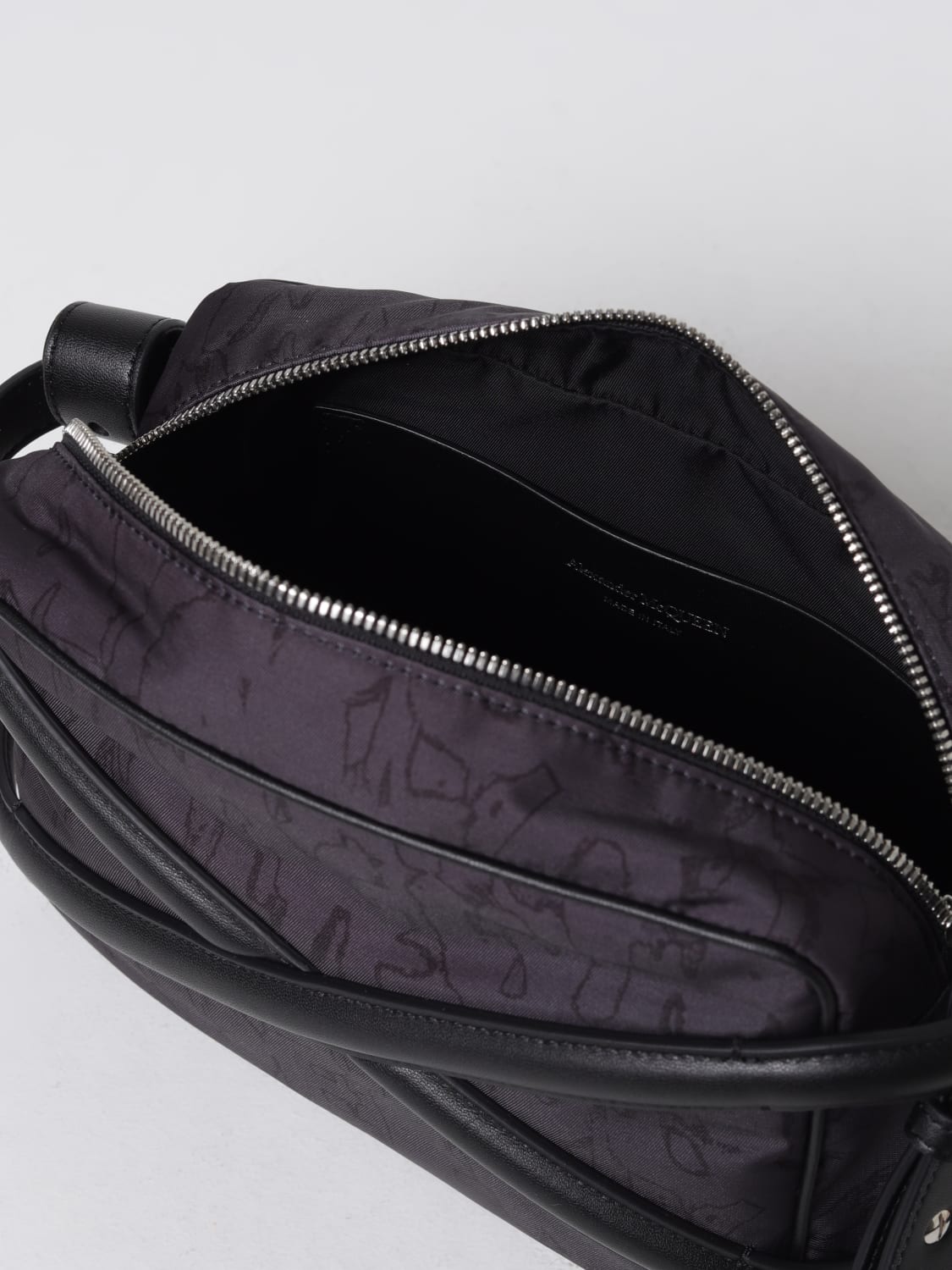 ショルダーバッグ alexander mcqueen SHOULDER BAG (7262921AAQ0 1000) McQueen Outlet: bag in nylon and leather - Black | McQueen