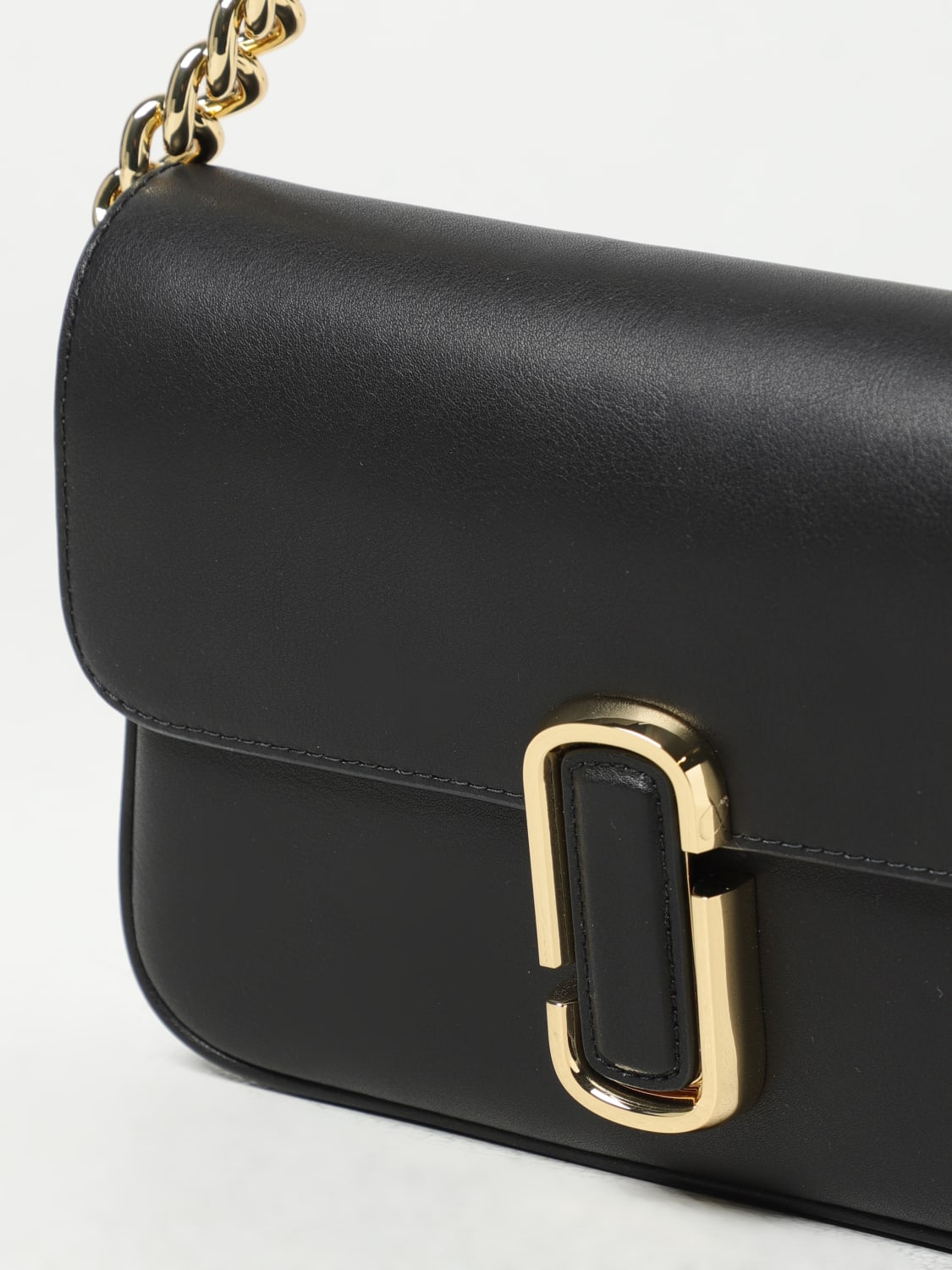 MARC JACOBS: The J Marc Shoulder Bag in leather - Black