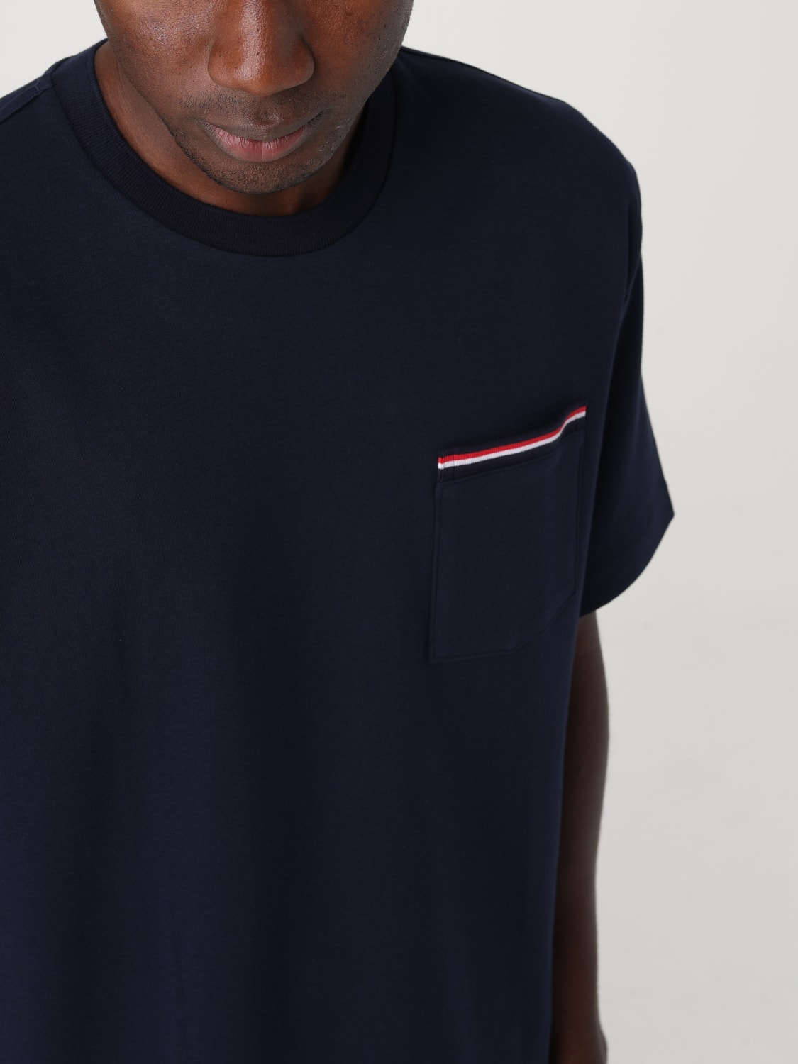 Tシャツ・カットソー THOM BROWNE Men T-shirt Blue MJS183A07323 415 THOM BROWNE：Tシャツ メンズ - ブルー | GIGLIO.COMオンライン