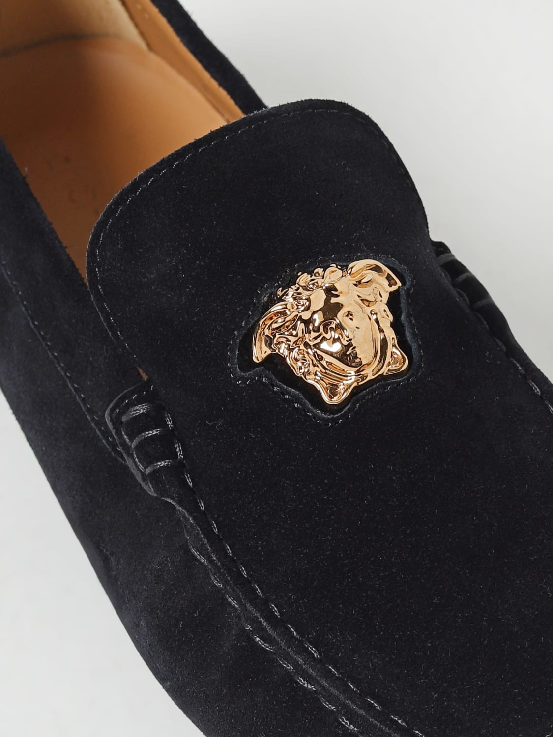 Versace Outlet Mocassino Medusa in camoscio Nero Mocassini Versace 10037011A00634 online su GIGLIO.COM