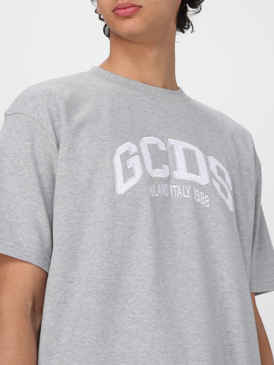 GCDS：Tシャツ メンズ - グレー | GIGLIO.COMオンラインのGCDS Tシャツ A1OM2304JB9