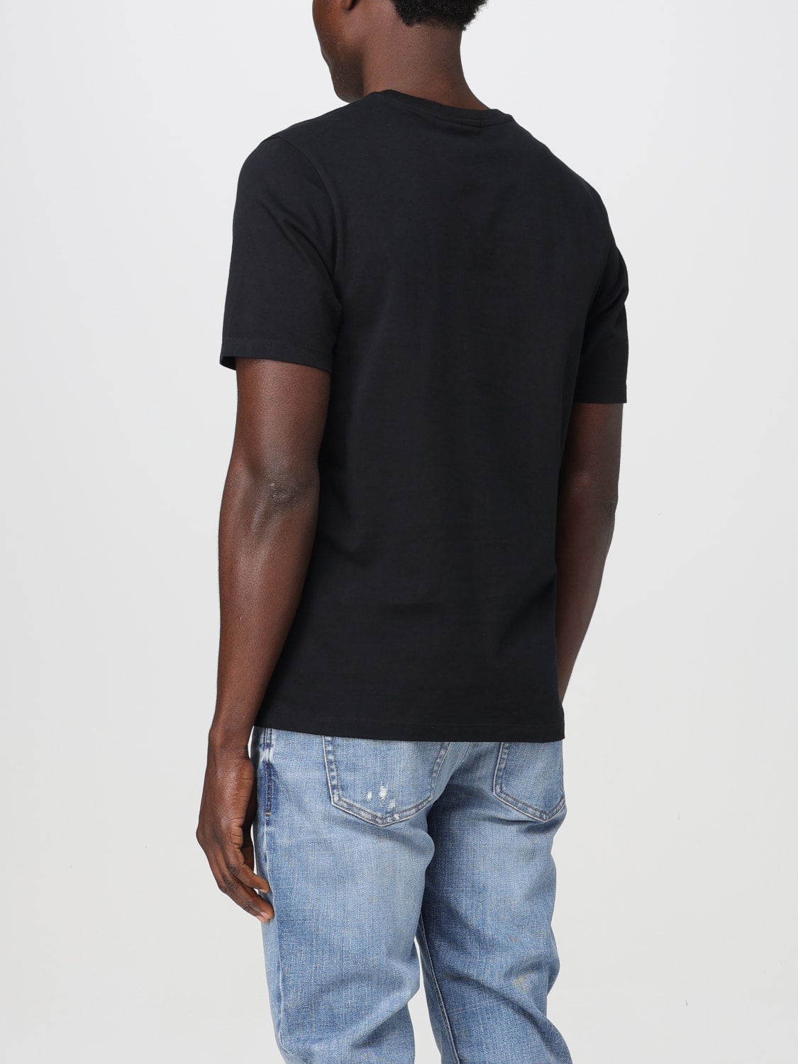 Tシャツ・カットソー MAISON KITSUNE Men T-shirt Black LM00110KJ0008 P199 MAISON KITSUNÉ Chillax Fox Patch Regular T-Shirt | Black | SVD
