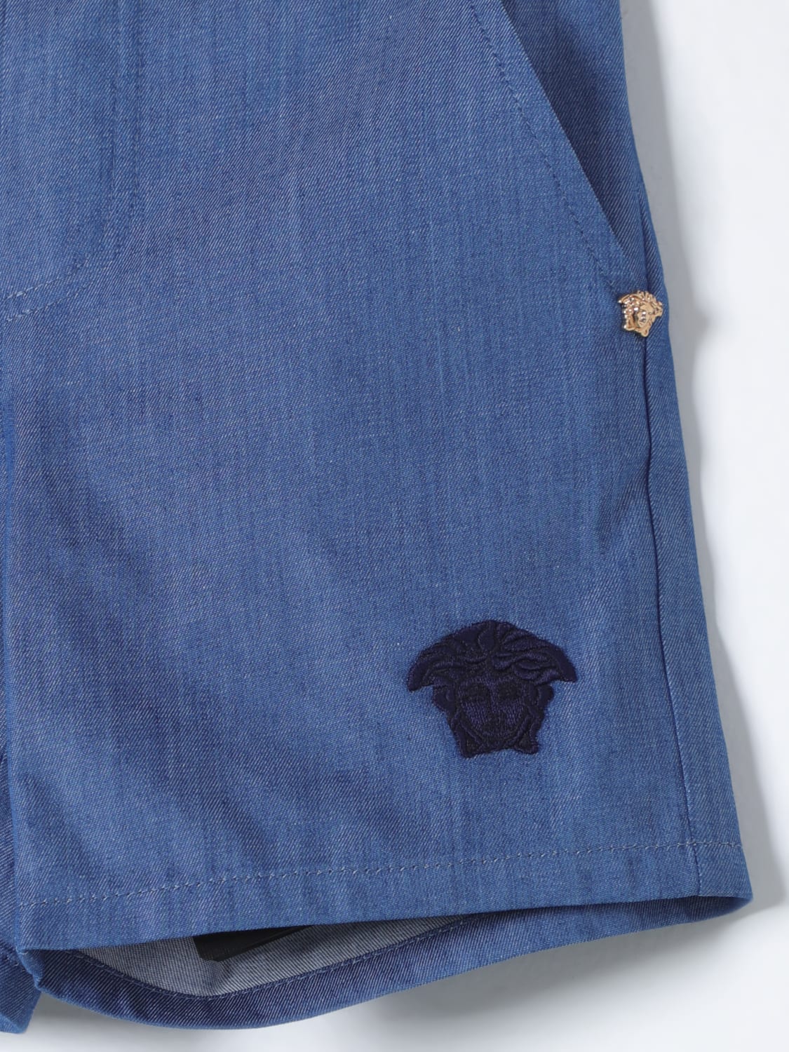 VERSACE PANTALONCINI: Pantaloncino Versace in cotone con Medusa , Celeste - Img 3