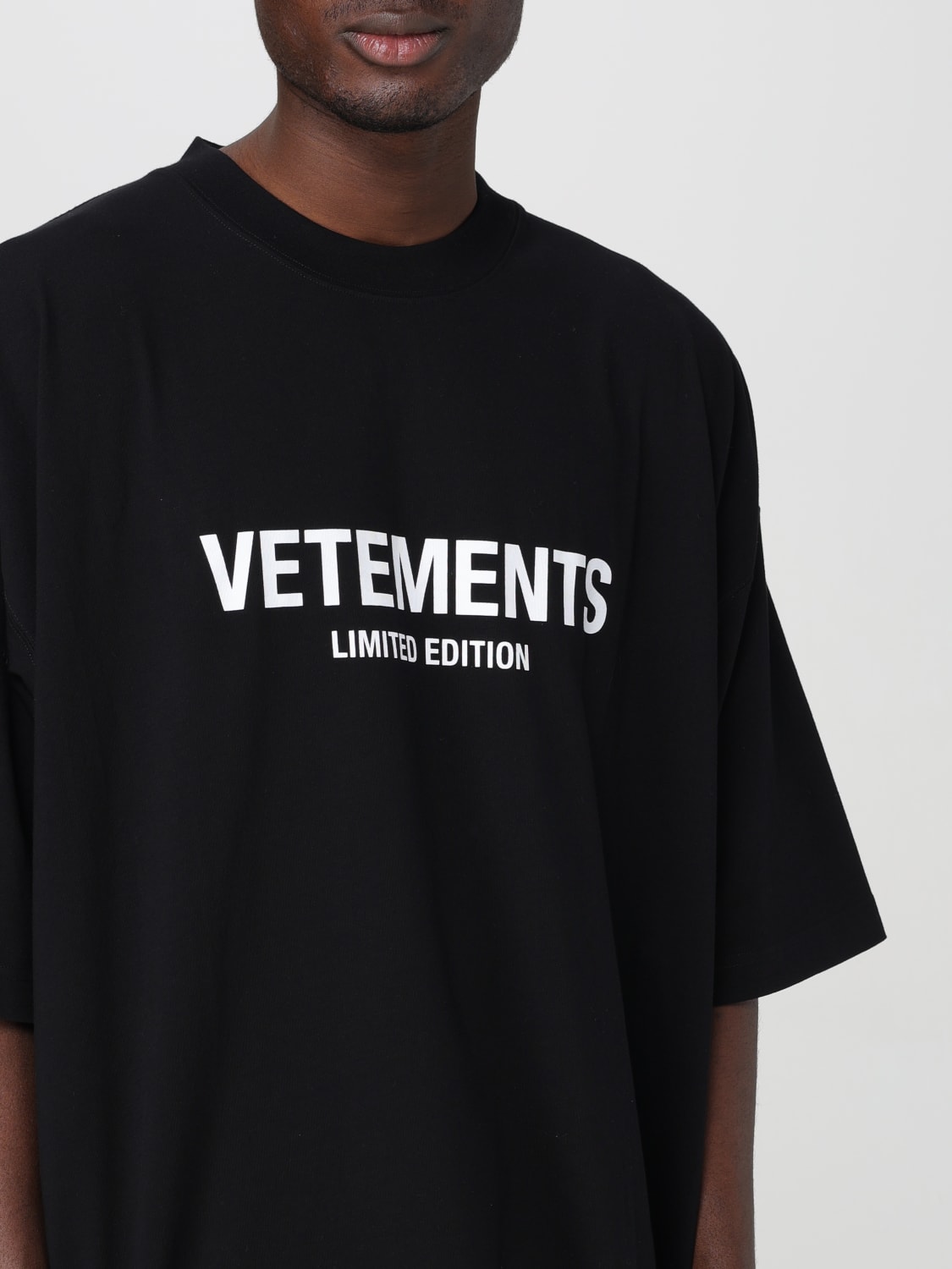 VETEMENTS：Tシャツ メンズ - ブラック | GIGLIO.COMオンラインのVetements T-Shirt UE64TR800B
