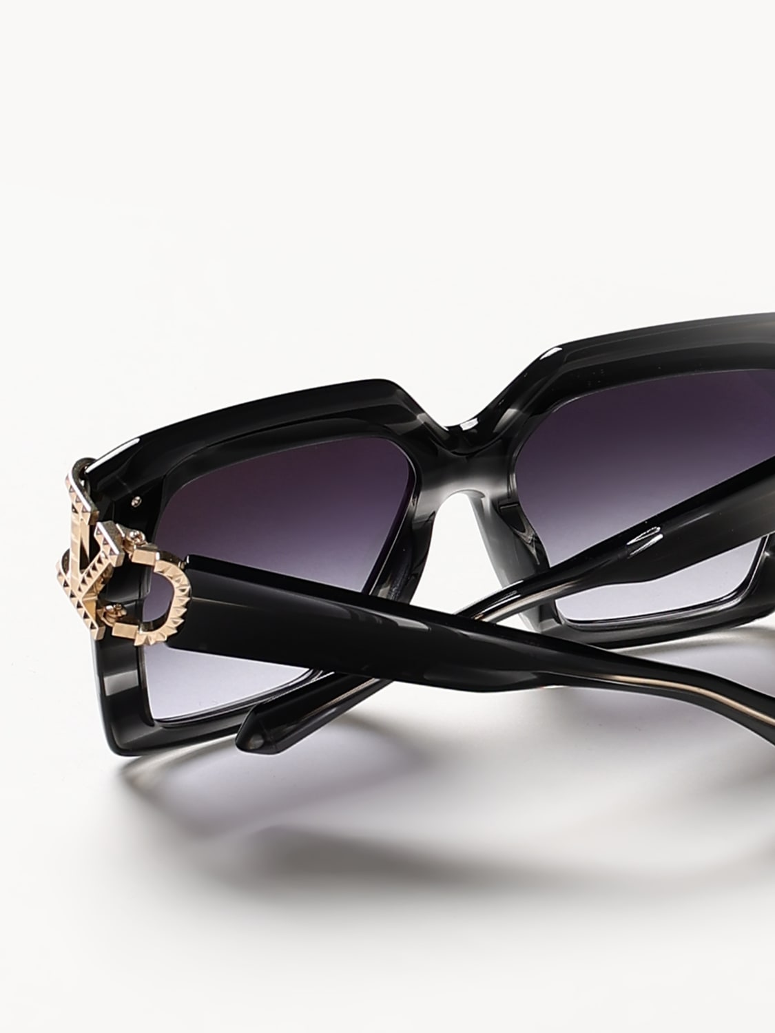 サングラス VALENTINO Woman Sunglasses Black VUNOVLS107A BLK-GLD VALENTINO: Sunglasses woman - Black | Valentino sunglasses