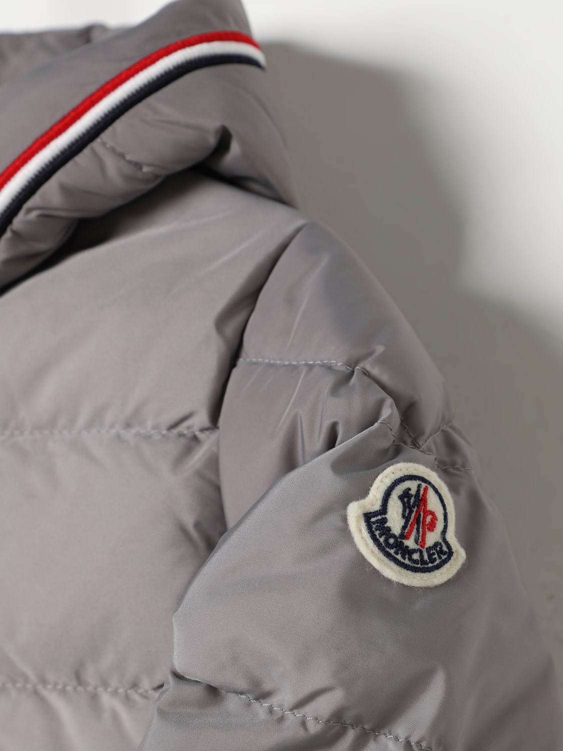 MONCLER GIACCA: Piumino con cappuccio Moncler, Grigio - Img 3