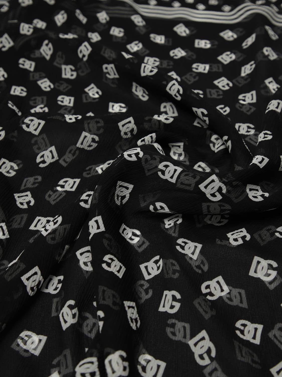 DOLCE & GABBANA SCIARPA: Sciarpa DG Dolce & Gabbana in seta stampata , Nero - Img 3