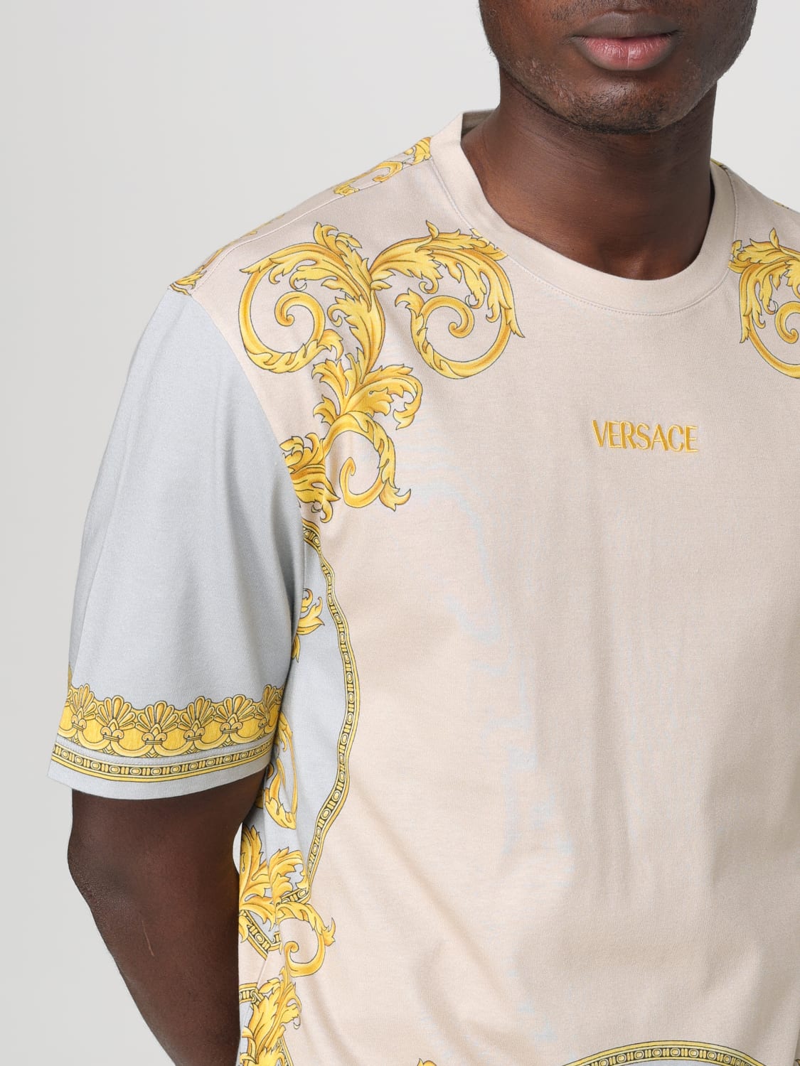 VERSACE T-SHIRT: T-shirt in cotone barocca Versace, Oro - Img 4