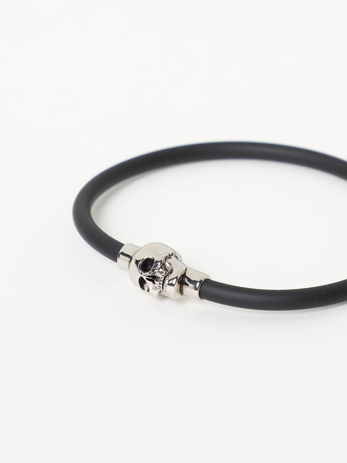 ALEXANDER MCQUEEN GIOIELLI: Bracciale Skull Alexander McQueen in caucciù ed ottone , Nero - Img 2