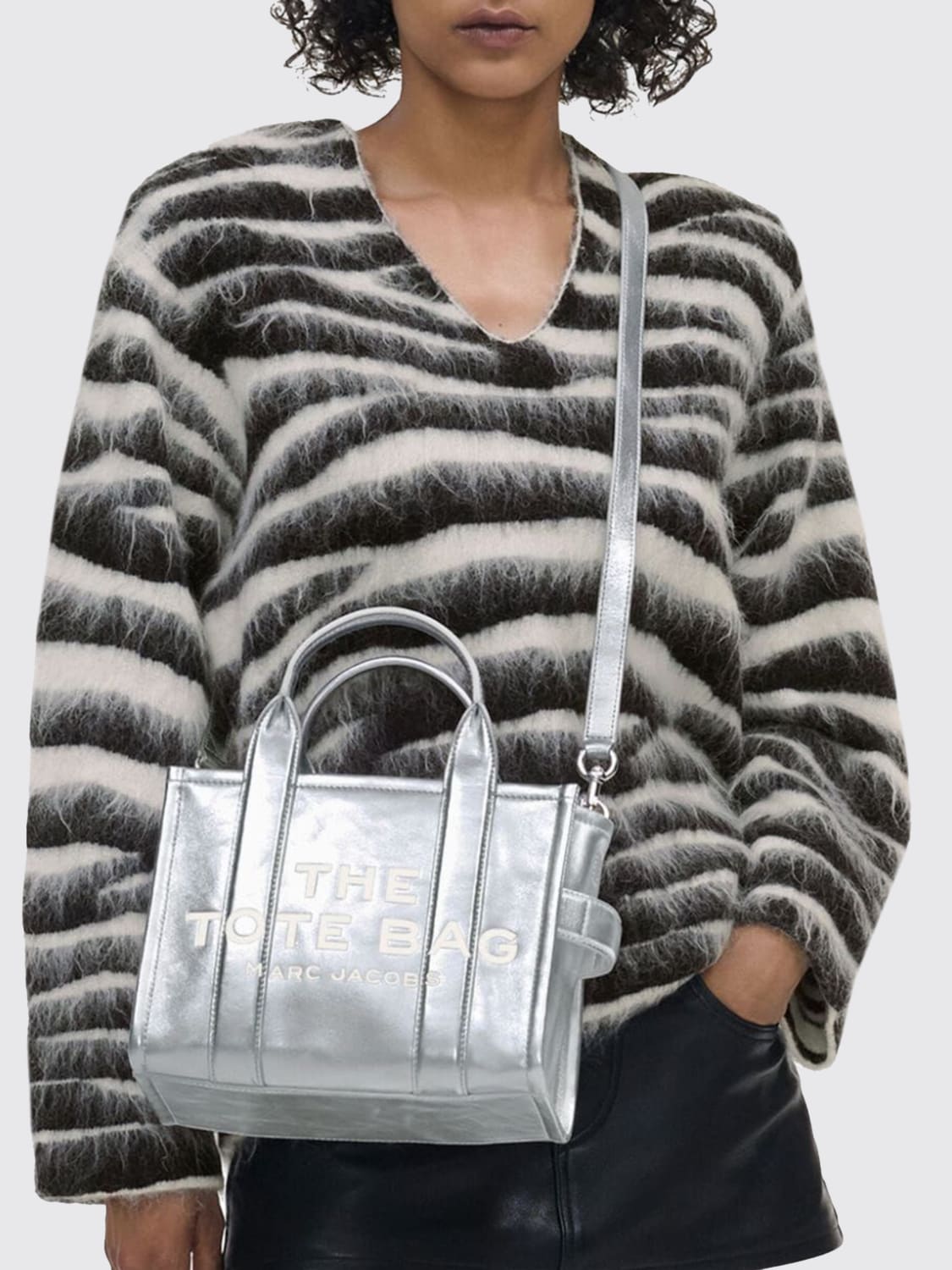 MARC JACOBS BORSA A MANO: Borsa The Metallic Small Tote Bag Marc Jacobs in pelle laminata , Silver - Img 2