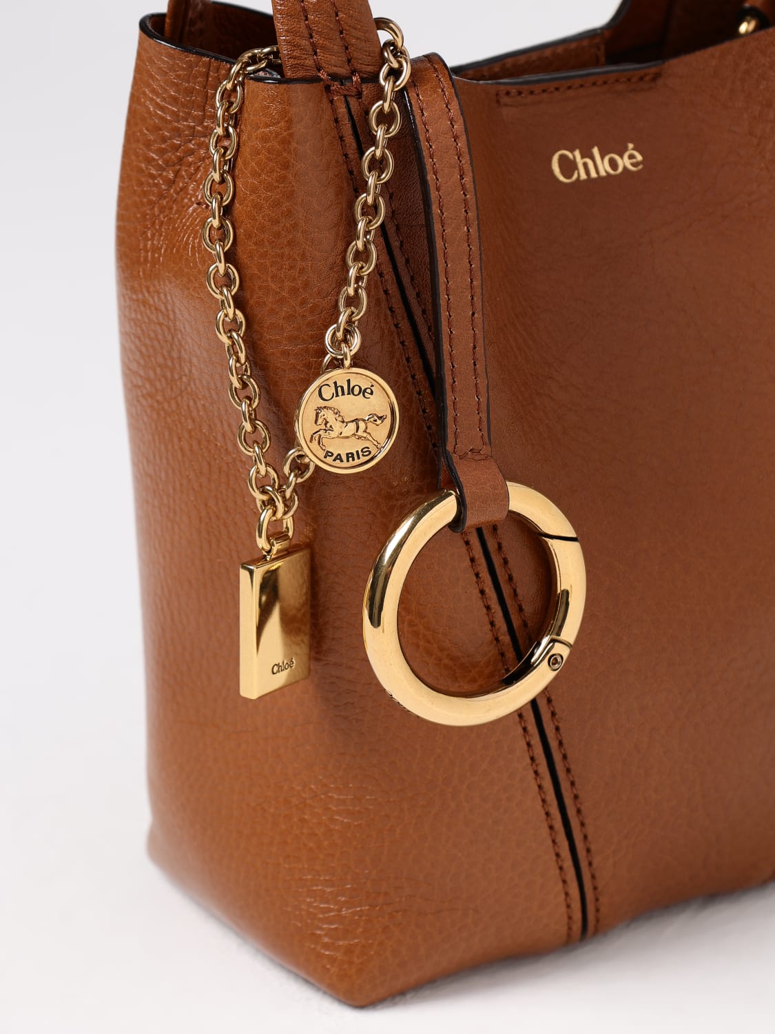 ショルダーバッグ・ポシェット CHLOE Women Shoulder Bags 6349232 CH25AS585P75 24W BROWN Chloé Small Chloé Heritage bag in brown | TheDoubleF