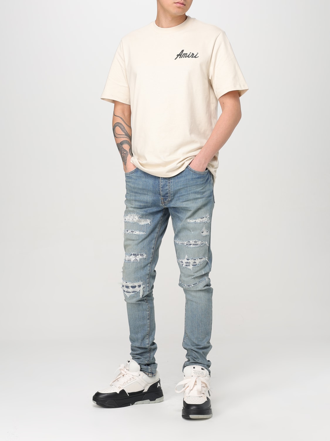 アミリ ロゴTシャツ ベージュ メンズ デニムや黒のパンツに AMIRI ロゴ Tシャツ | ブラック | FARFETCH JP