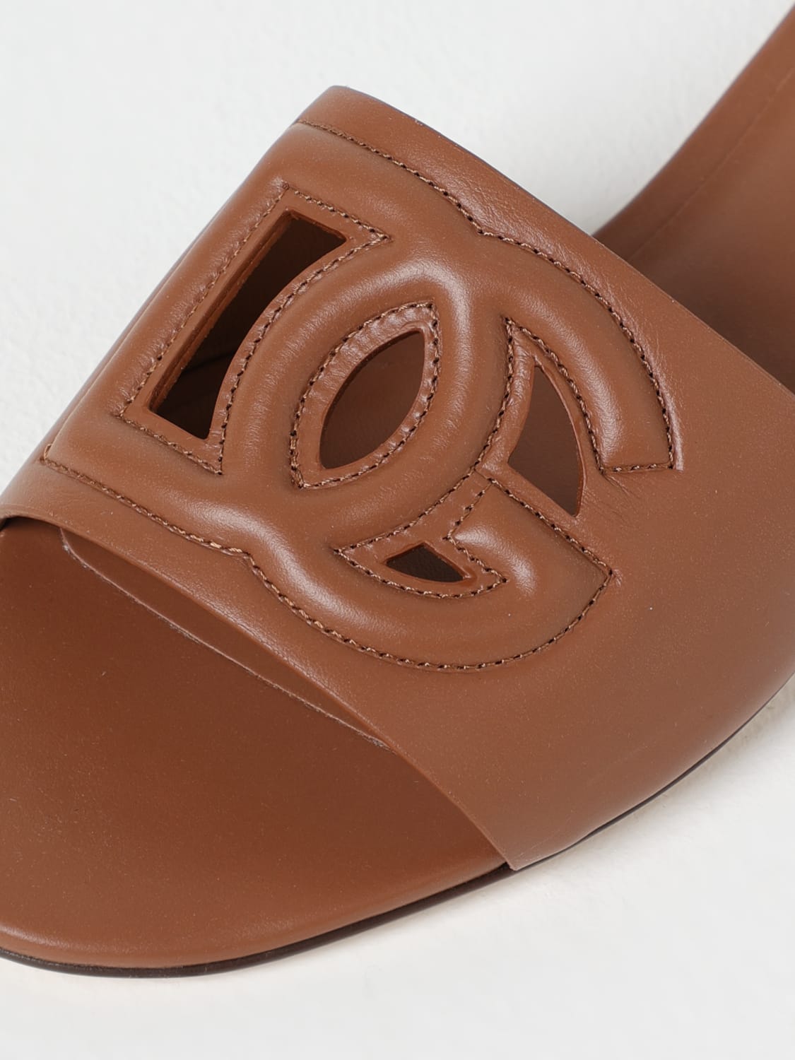 シューズ・サンダルその他 DOLCE & GABBANA Woman Flat sandals Brown CQ0436AY329 81236 Dolce & Gabbana Outlet: Flat sandals woman - Brown | Dolce