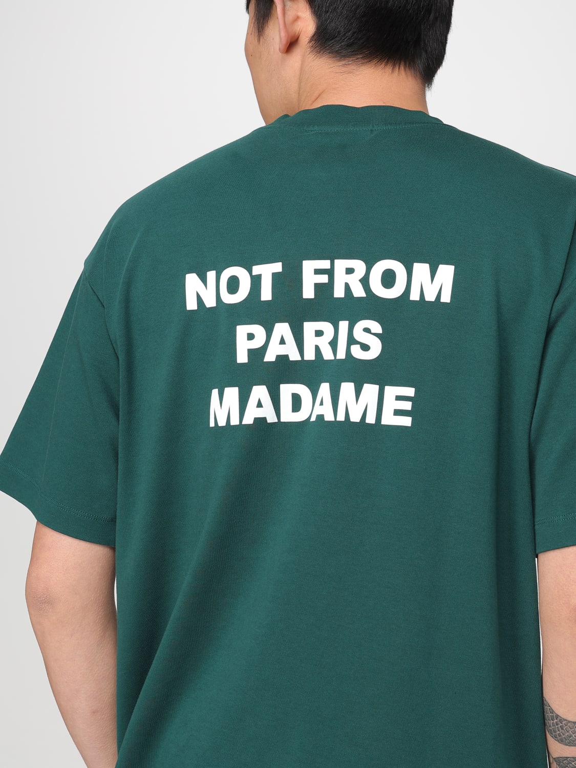 Tシャツ・カットソー DROLE DE MONSIEUR Men T Shirts TS202 CO002LGN Green Dark Green Cotton Slogan T-Shirt