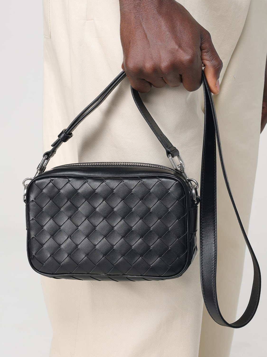 ショルダーバッグ BOTTEGA VENETA Men Shoulder bag Black 765911V2HL1 8803 LFBTQ BOTTEGA VENETA: Bags men - Black | Bottega Veneta shoulder