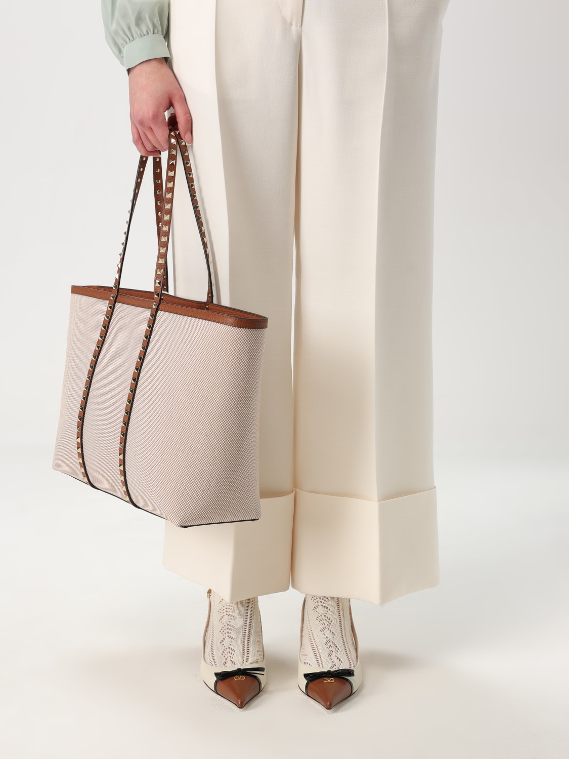 【関税＆送料込み】Valentino Garavani Tote Bag With Crossbo Valentino Garavani East/West Tote Bag | Black | FARFETCH