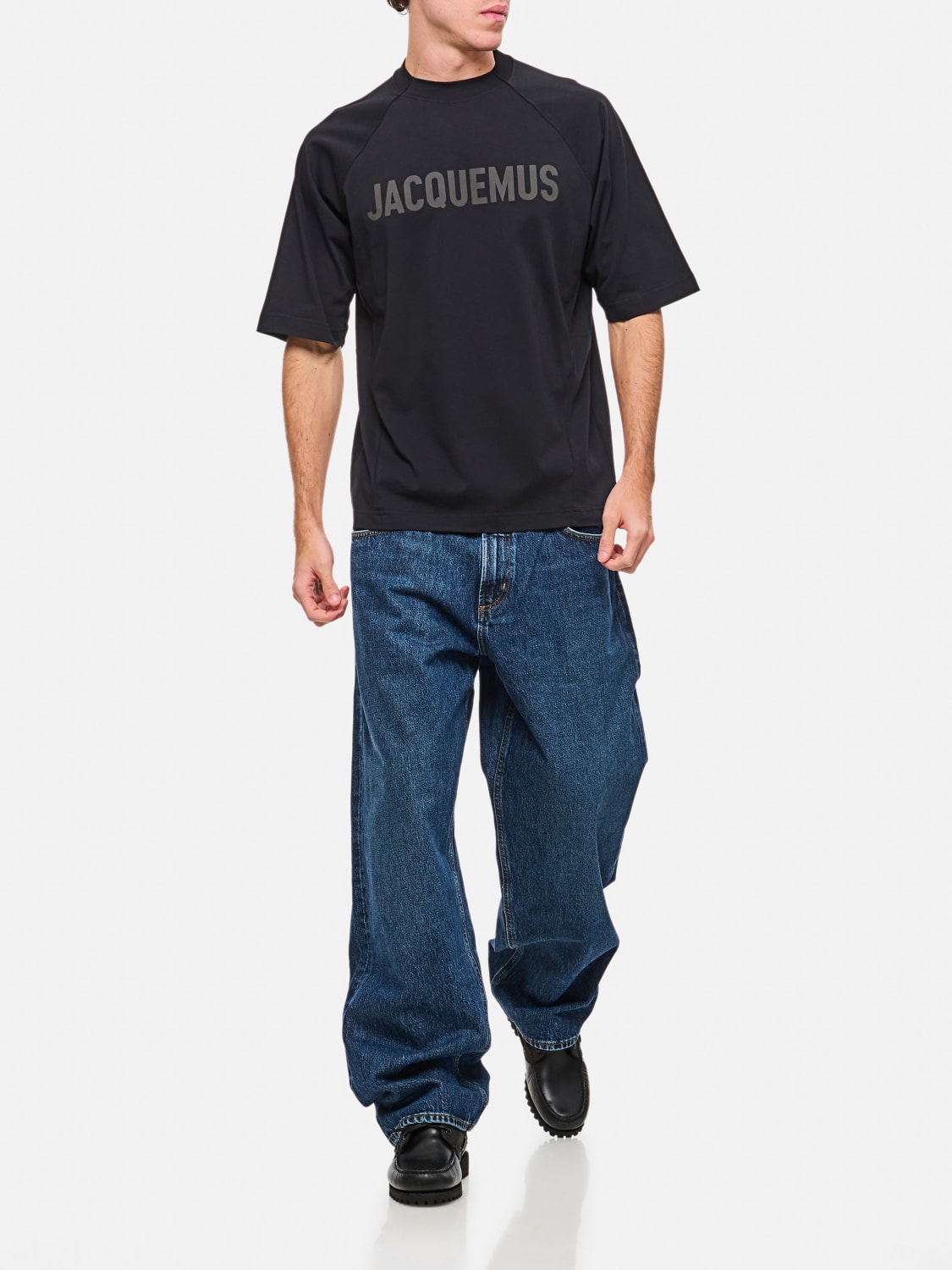 JACQUEMUS｜ (LE T-SHIRT TYPO BLACK (245JS212 2011 990)) The Typo t-shirt by JACQUEMUS | Official website