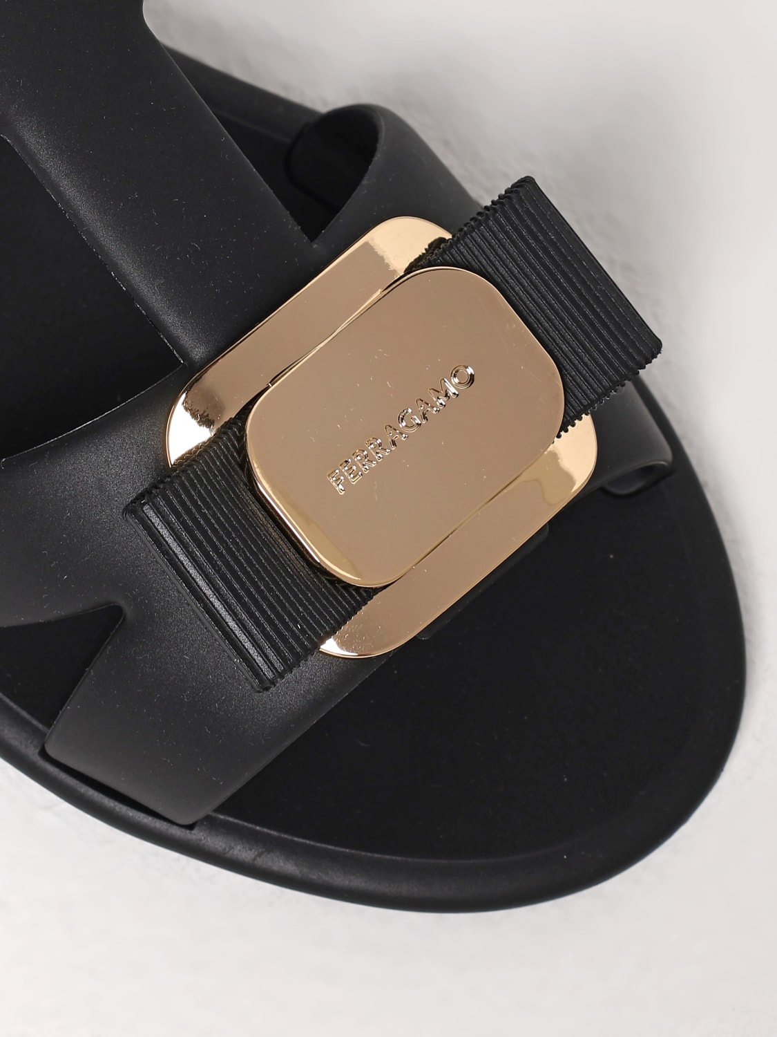 Salvatore Ferragamo｜SLIPPERS (01J325 779972) FERRAGAMO: Shoes woman - Black | Ferragamo flat sandals