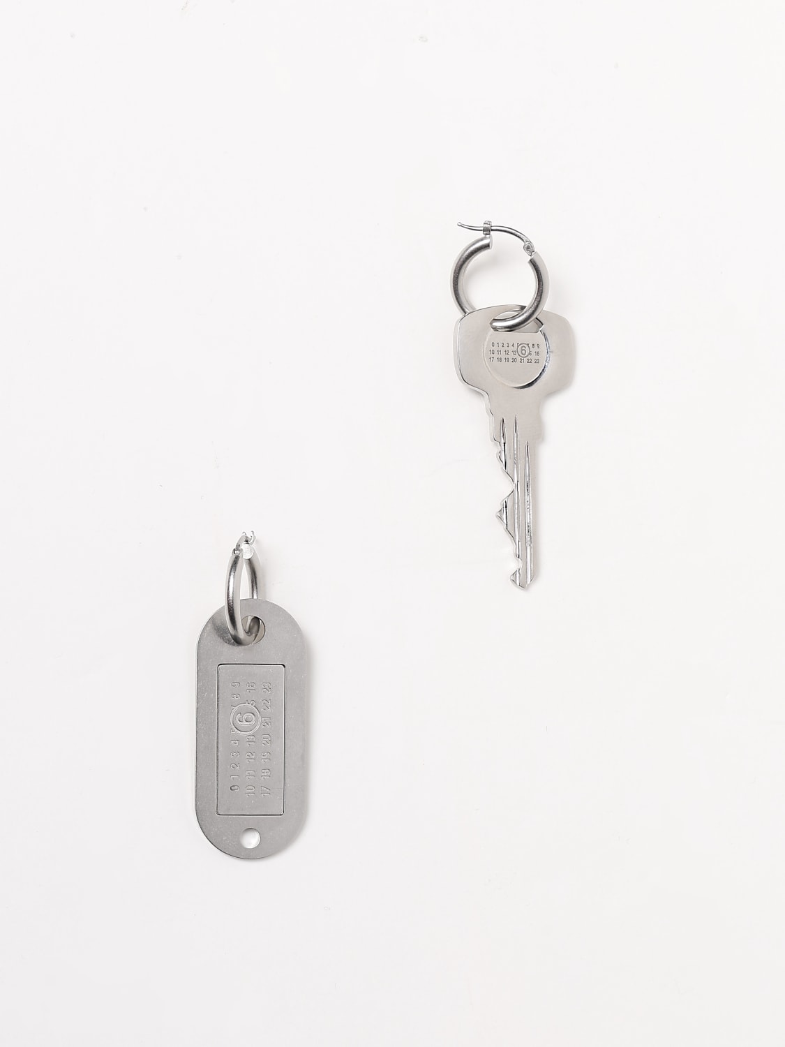 MM6 MAISON MARGIELA GIOIELLI: Orecchini Tag And Key MM6 Maison Margiela in ottone, Argento - Img 1