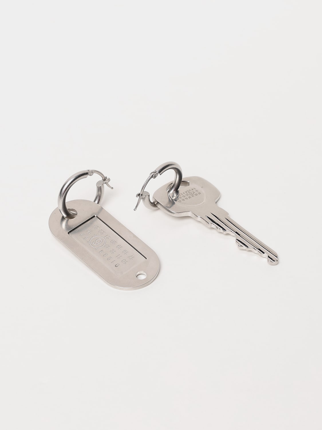 MM6 MAISON MARGIELA GIOIELLI: Orecchini Tag And Key MM6 Maison Margiela in ottone, Argento - Img 3