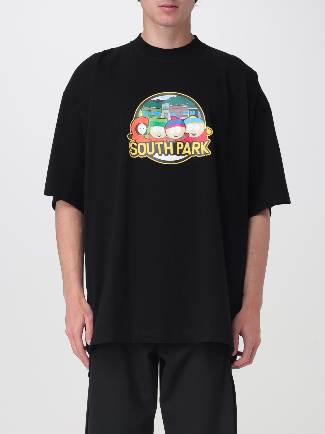 Tシャツ・カットソー VETEMENTS Men T-shirt Black UA66TR610B BLACK VETEMENTS:Tシャツ メンズ - ブラック | GIGLIO.COMオンライン