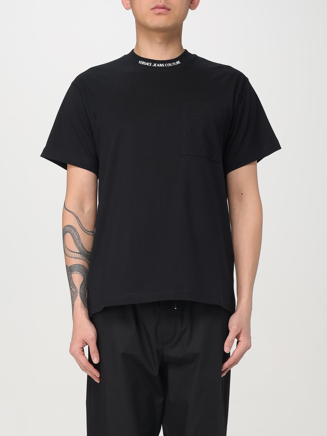 VERSACE JEANS COUTURE 78GAHE06CJ00E003 関税送料込 VERSACE JEANS COUTURE: T-shirt men - Black | Versace Jeans