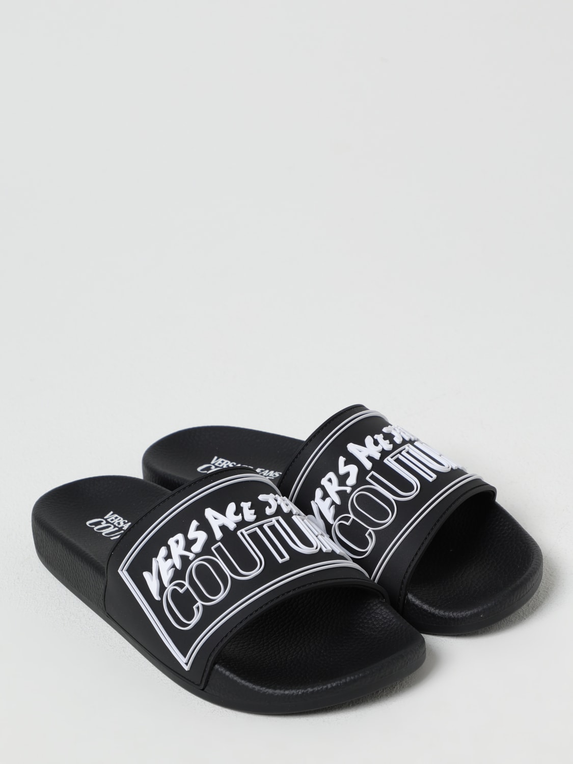 サンダル VERSACE JEANS COUTURE Men Sandals Black 78YA3SQ3ZSC22 899 VERSACE JEANS COUTURE: Sandals men - Black | Versace Jeans