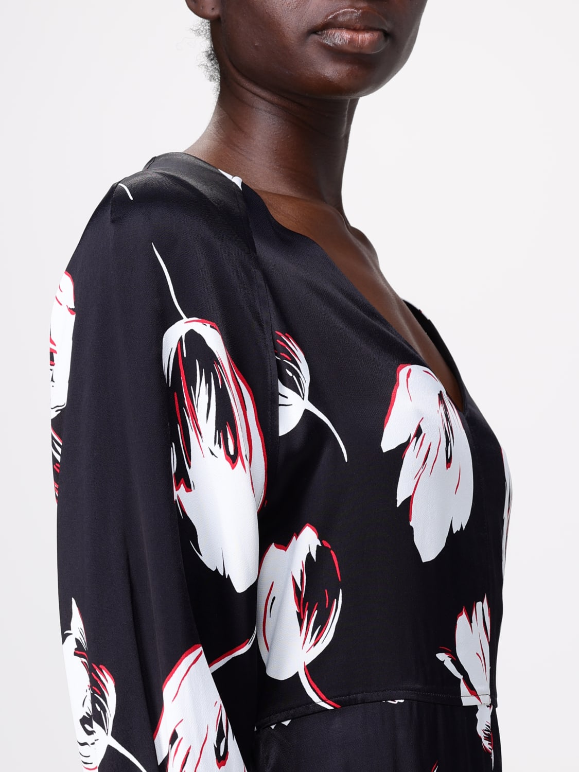 ワンピース BOSS Woman Dress Black 50530537 975 BOSS - Satin V-neck dress with tulip print - Black Patterned