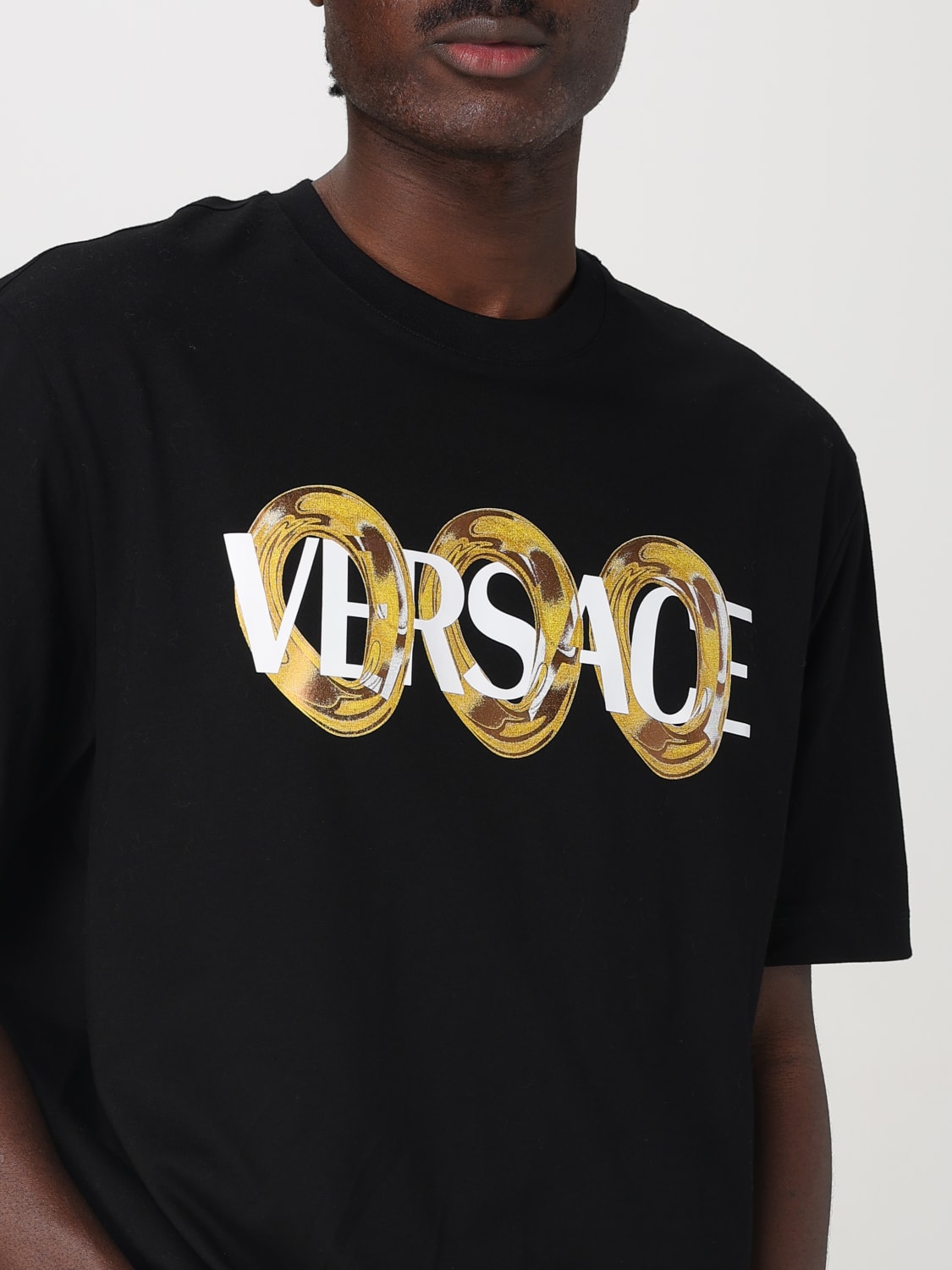 Tシャツ・カットソー VERSACE Logo print T-shirt Black  10133021A13401 Versace Logo T-Shirt | VERSACE US