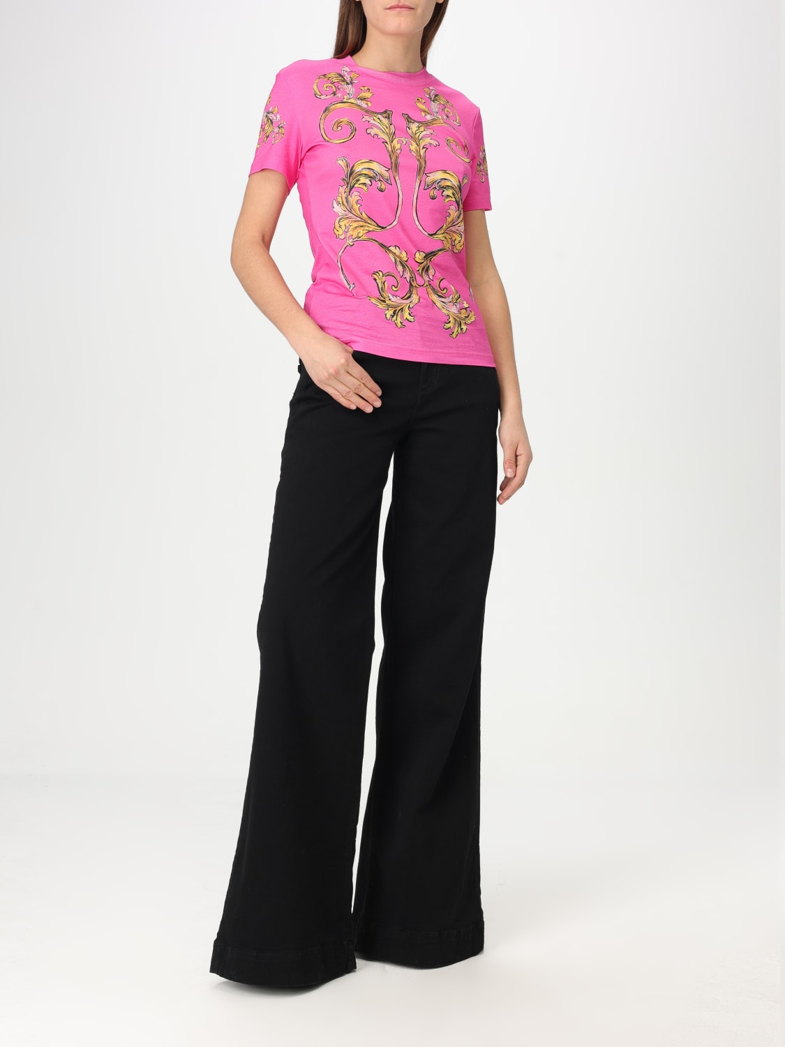 VERSACE JEANS COUTURE T-SHIRTS: T-shirt in cotone con stampa barocca Versace Jeans Couture, Rosa - Img 2