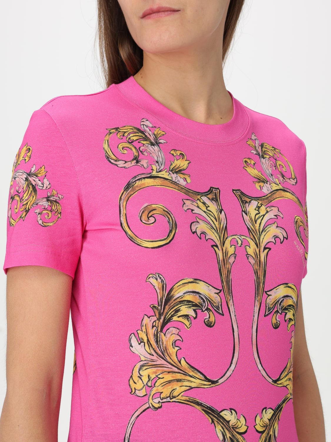 VERSACE JEANS COUTURE T-SHIRTS: T-shirt in cotone con stampa barocca Versace Jeans Couture, Rosa - Img 4